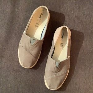 Men’s olive green Toms 👌🏽